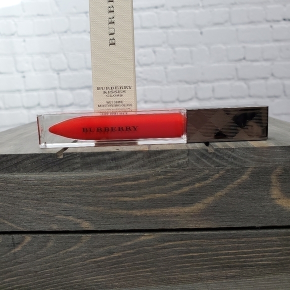 burberry Kisses Gloss Wet Shine Military Red NIB - Picture 4 of 6